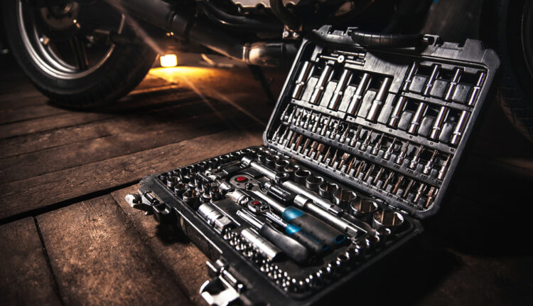 أدوات السيارة الأساسية